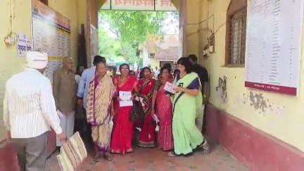 चांदूर बाजार: माजी नगरसेविका अक्षराताई लहाने यांचे नेतृत्वात निराधार योजनेचे लाभार्थी धडकले अचलपूर तहसील कार्यालयावर