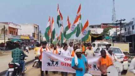 कळमनूरी: भारतीय सैन्य दलाच्या सन्मानार्थ कळमनुरी शहरात तिरंगा यात्रेचे आयोजन