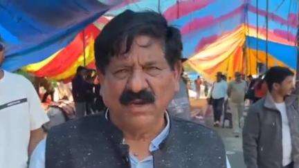 कुल्लू: ढालपुर मैदान को खाली कराने में जुटी नगर परिषद, नगर परिषद अध्यक्ष गोपाल कृष्ण महंत भी मौके पर मौजूद
