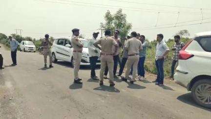 હાંસોટ: બોઇદ્રા ગામની સીમમાં ચાલતી વીજ ટ્રાન્સમિશન લાઇનની કામગીરીને ખેડૂતોએ બંધ કરાવી, વળતર ચૂકવવા માંગ કરી હતી #jansamasya