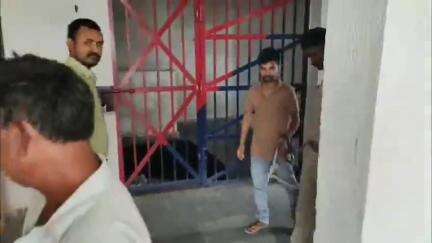 गायघाट: कारीचक गांव से पुलिस ने 217 लीटर विदेशी शराब के साथ एक कारोबारी को गिरफ्तार कर जेल भेजा