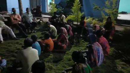 গোসাবা: বৃহস্পতিবার বাজারে,আগামী বিধানসভা নির্বাচনের লক্ষ্যে ১০৯নং বুথের নেতৃত্ব কর্মীদের নিয়ে  সাংগঠনিক বৈঠক করলেন অঞ্চল সভাপতি