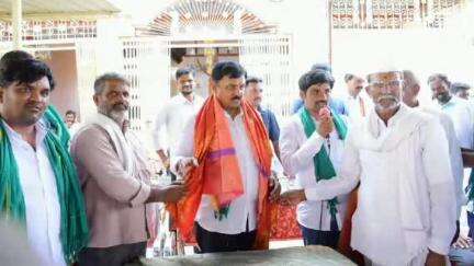 నారాయణ్​ఖేడ్: నాగలిగిద్దలో  సీఎం రిలీఫ్ ఫండ్ చెక్కులు పంపిణీ చేసిన ఎమ్మెల్యే డాక్టర్ సంజీవరెడ్డి