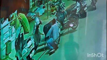 दुर्ग: गंजपारा स्थित लक्ष्मी ट्रेडर्स दुकान के सामने से अज्ञात चोर ने स्कूटी की डिक्की से ₹18 लाख की चोरी की