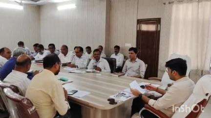 सलूम्बर: सलूम्बर में साप्ताहिक समीक्षा बैठक हुई आयोजित, कलेक्टर ने अधिकारियों को दिए लंबित मामलों का निस्तारण करने के निर्देश