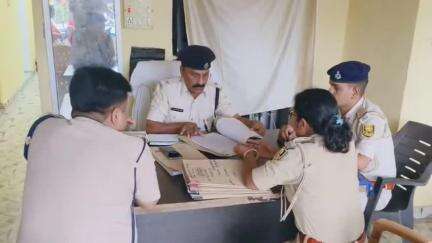 चकिया पिपरा: सर्किल इंस्पेक्टर चकिया ने चकिया थाना परिसर में पुलिस अधिकारियों के साथ बैठक आयोजित कर कांडों की समीक्षा की
