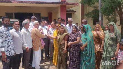 अरनोद: सोयाबीन बीमा क्लेम व सिंचाई पानी की मांग को लेकर भारतीय किसान संघ के बैनर तले अरनोद में किसानों ने सौंपा ज्ञापन