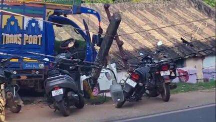 କୋରାପୁଟ ସହର: ୨୬ ନଂ ଜାତୀୟ ରାଜପଥ ସ୍ଥାନୀୟ ଏଚଡିଏଫସି ବ୍ୟାଙ୍କ ସମ୍ମୁଖରେ ଭାରସାମ୍ୟ ହରାଇ ବିଦ୍ୟୁତ ଖୁଣ୍ଟକୁ ପିଟିଲା ପିକ‌ଅପ