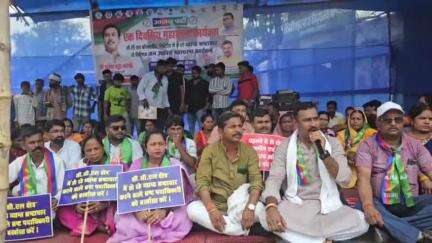 गिरिडीह: आजसू पार्टी ने बनियाडीह स्थित सीसीएल GM कार्यालय के समक्ष महा धरना का आयोजन किया