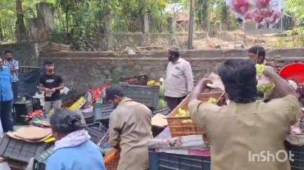 കുന്നത്തുനാട്: പെരുമ്പാവൂർ നഗരത്തിലെ അനധികൃത വഴിയോര കച്ചവടങ്ങൾ നഗരസഭയുടെ നേതൃത്വത്തിൽ ഒഴിപ്പിച്ചു