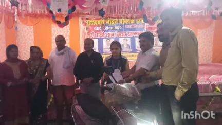 धामपुर: नहटौर के राजेश्वरी मॉडर्न पब्लिक इंटर कॉलेज कश्मीरी में हाईस्कूल की जिला टॉपर को सम्मानित किया गया