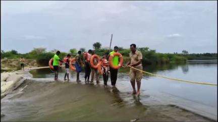 வேடசந்தூர்: அணைப்பட்டி நீர்த்தேக்கத்தில் நீச்சல் தெரியாத சிறுவனை தண்ணீரில் தள்ளிவிட்ட தீயணைப்பு அதிகாரி