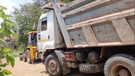 अकलेरा: अकलेरा वन विभाग ने गुर्जर बर्डी में अवैध मोरम मिट्टी खनन करते एक JCB और दो डंपर किए जब्त, चालक को लिया हिरासत में