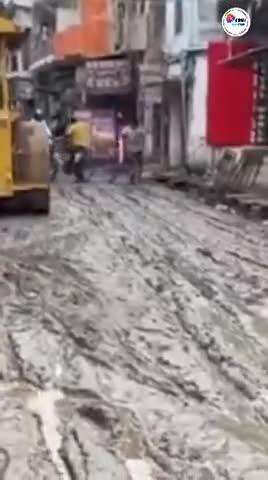 गोपालगंज: नगर परिषद की बड़ी लापरवाही। हल्की सी बारिश और कीचड़ में तब्दील हो गया श्याम सिनेमा रोड। अर्धनिर्मित सड़क की मर