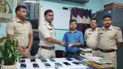 নারায়ণগড়: বেলদা থানায় হারিয়ে যাওয়া ১২টি মোবাইল ফেরত দিল পুলিশ, উপস্থিত এসডিপিও