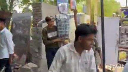 मावली: मावली में कोचिंग नहीं जॉइन करने पर शिक्षकों ने छात्रों को किया फैल, स्कूल के बाहर पुतला जलाकर किया प्रदर्शन