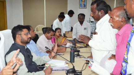 జనగాం: సోమవారం జరిగిన ప్రజావాణిలో 69 అర్జీలను స్వీకరించిన కలెక్టర్ రిజ్వాన్ భాషా షేక్
