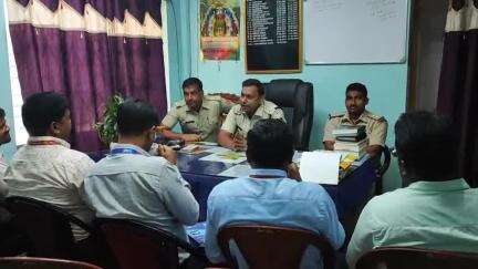 নারায়ণগড়: ব্যাংক এবং গ্রাহকদের প্রতারণা চুরি ছিনতাই থেকে বাঁচতে ব্যাংক গুলিকে নিয়ে বেলদা থানায় বৈঠক পুলিশের