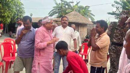 गोरौल: पीरापुर गांव में शादी समारोह में पहुंचे पूर्व शिक्षा मंत्री बृषिण पटेल और पुत्र आशीष पटेल उर्फ शेर सिंह