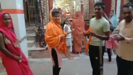 बबेरू: कस्बे के मां मढ़ीदाई मंदिर में लड़के और लड़की ने एक-दूसरे को वरमाला पहनाकर की शादी, मंदिर में माथा टेककर लिया आशीर्वाद
