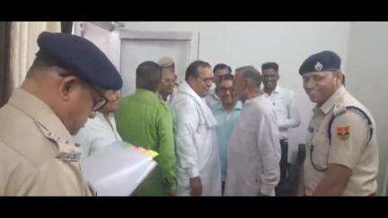 धोखाधड़ी के मामले में गिरफ्तारी की मांग को लेकर डॉ अंबेडकर मेमोरियल वेलफेयर सोसाइटी ने SP को सौंपा ज्ञापन