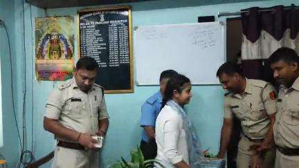 নারায়ণগড়: বেলদা থানা এলাকার দুই জন সিভিক ভলেন্টিয়ার এর মেয়েকে উচ্চমাধ্যমিকে ভালো ফল করায় শুভেচ্ছা জানালো বেলদা থানা