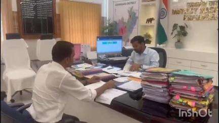 किशनगंज: कांग्रेस सांसद प्रतिनिधि एहसान आलम ने डीएम विशाल राज से डीएम कार्यालय में की मुलाकात