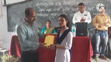 রঘুনাথপুর ২: HSএ রঘুনাথপুর ২ব্লকের সেরা মঙ্গলদা উচ্চ মাধ্যমিক বিদ্যালয়ের ছাত্রী সুজাতা ঘোষকে সম্বর্ধনা জানান BDOসহ অন্যান্যরা