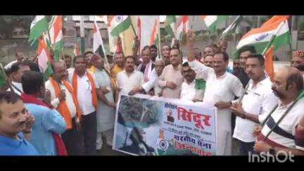 छपरा: जिले के डोरीगंज में ऑपरेशन सिंदूर की सफलता पर सैनिक के सम्मान में निकली तिरंगा यात्रा