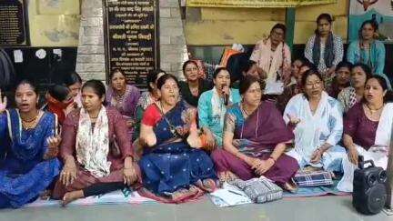पौड़ी: एलयूसीसी ठगी मामले में पीड़ित उपभोक्ताओं ने सरकार के खिलाफ मोर्चा खोलते हुए धरना जारी रखा