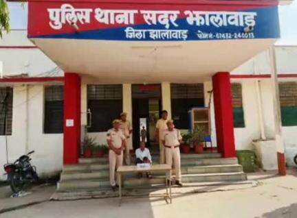 झालरापाटन: सदर पुलिस ने हरिपुरा से अवैध हथियार के साथ एक आरोपी को किया गिरफ्तार, देसी रिवॉल्वर व 6 राउंड हुए बरामद