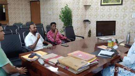 तिसरी: जनता की समस्याओं को लेकर धनवार के पूर्व विधायक राजकुमार यादव गिरिडीह डीडीसी से मिले