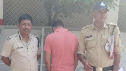 महाराजपुर: महाराजपुर थाना पुलिस ने गोरारी तिराहा के पास से अवैध गांजे के साथ आरोपी को किया गिरफ्तार
