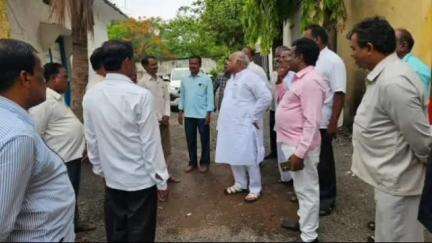 ಬಸವನ ಬಾಗೇವಾಡಿ: ಹೂವಿನ ಹಿಪ್ಪರಗಿ ಗ್ರಾಮದ ವಿವಿದ್ದೋದ್ದೇಶ ಪ್ರಾಥಮಿಕ ಗ್ರಾಮೀಣ ಕೃಷಿ ಸಹಕಾರ ಪತ್ತಿನ ಬ್ಯಾಂಕ್ ಗೆ ಸಚಿವ ಶಿವಾನಂದ ಪಾಟೀಲ ಭೇಟಿ