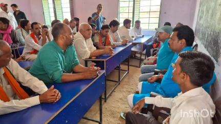 खरौंधी: खरौंधी के पीएम श्री विद्यालय भलुही में फर्जी उपस्कर खरीद मामले को लेकर मुखिया ने की बैठक