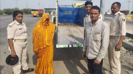 डोभी: डोभी में उत्पाद विभाग ने दो कार्रवाई में तीन को किया गिरफ्तार, विदेशी शराब और गांजा ज़ब्त