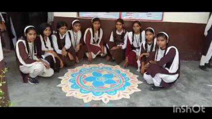 मीरगंज: अहिल्याबाई होल्कर की जयंती के उपलक्ष्य में कमला देवी मेमोरियल इंटर कॉलेज में छात्राओं ने बनाई रंगोली