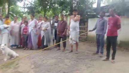 ছিপাঝাৰ: বৰিগাঁওত পথৰ দুৰৱস্থাৰ বাবে পথ এৰি পুখুৰীত পৰিল চাৰিচকীয়া বাহন, দুই শিশুসহ চাৰিজনৰ কথমপি প্ৰাণ ৰক্ষা কৰে স্থানীয় লোকে