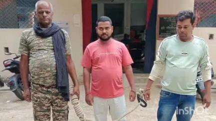 चकाई: चंद्रमंडीह पुलिस ने अंग्रेजी शराब के साथ दो युवकों को किया गिरफ्तार, बाइक भी जब्त