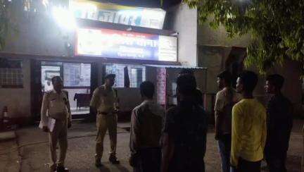 बिजावर: बिजावर थाना पुलिस ने गुंडा निगरानी बदमाशों की थाना परिसर में कराई परेड, अपराध न करने की दी समझाइश