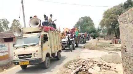 सीतापुर: बेनीपुर ग्राम पंचायत से धूमधाम से शंकर जी की शोभायात्रा ट्रैक्टर-ट्राली से निकली, महिलाएं और पुरुष रहे मौजूद