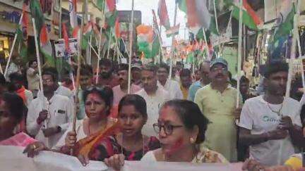 সিউড়ি ১: বীরভূম জেলা বিজেপির পক্ষ থেকে সিউড়িতে তিরঙ্গা যাত্রা করা হলো, উপস্থিত ছিলেন রাজ্য BJP সাধারণ সম্পাদক ও জেলা সভাপতি