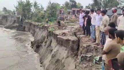ধুবুৰী ভাগ: ওৱাহাব বজাৰ নামাচালাত বৰ লুইতৰ গৰা খহনীয়াৰ তাণ্ডৱ অব্যাহত ,নৈত জাহ যোৱাৰ উপক্ৰম ওৱাহাব বজাৰ