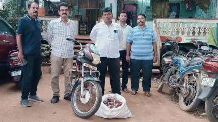 ఉట్టుకూరు గ్రామంలో అక్రమంగా తరలిస్తున్న 78 మద్యం బాట్లు సీజ్