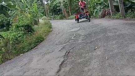 দেগঙ্গা: দেগঙ্গা বাজার থেকে সুন্দি পুকুর বাজার পর্যন্ত বেহাল রাস্তা সংস্কারের দাবি গ্রামবাসীদের