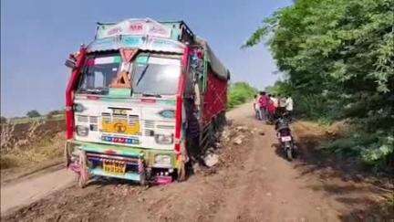 पाथ्री: विटा गावाजवळ राष्ट्रीय महामार्गावर खताचा ट्रक फसला वाहतूक या अडथळा