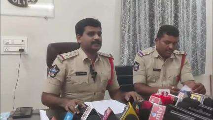 దేవరపల్లిలో వ్యభిచారం గుట్టురట్టు చేసిన పోలీసులు, ఐదుగురు అరెస్ట్