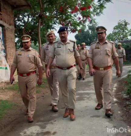 तुलसीपुर: पचपेड़वा थाना की पुलिस ने इंडो नेपाल बॉर्डर से सटे गांव में किया पैदल गश्त