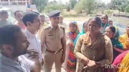 ज्वालामुखी: पंचायत अम्ब और पंचायत दरंग के लोगों ने कॉलेज के पास खोले गए ठेके के विरोध में एसडीएम ज्वालामुखी को ज्ञापन सौंपा
