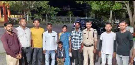 बड़ागांव धसान: बुड़ेरा हाट बाजार में परिजनों से बिछड़ा 4 साल का बालक, पुलिस ने मिलवाया